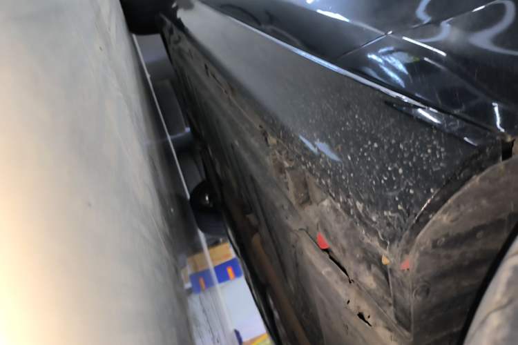 Used Mercedes-Benz E-Class 2022 Updated E 300 L Luxury Edition Right Side Sill