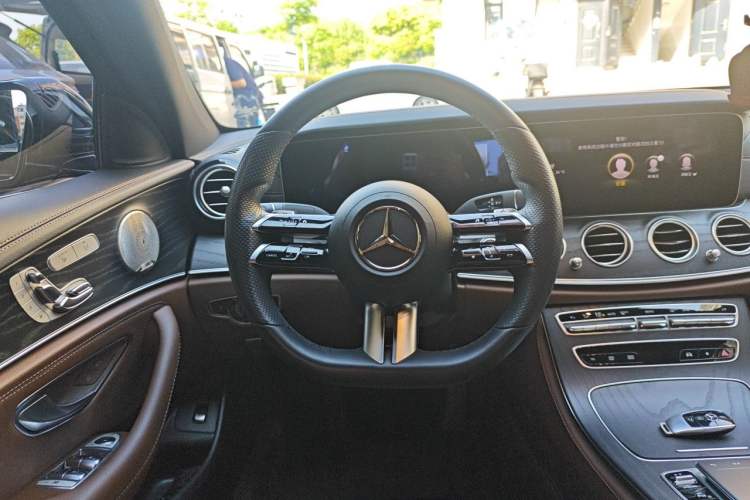 Used Mercedes-Benz E-Class 2022 Revised Version E 300 L Sport Luxury Edition Steering Wheel