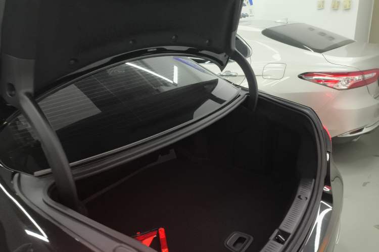 Used Mercedes-Benz E-Class 2022 Updated E 300 L Stylish Edition Trunk