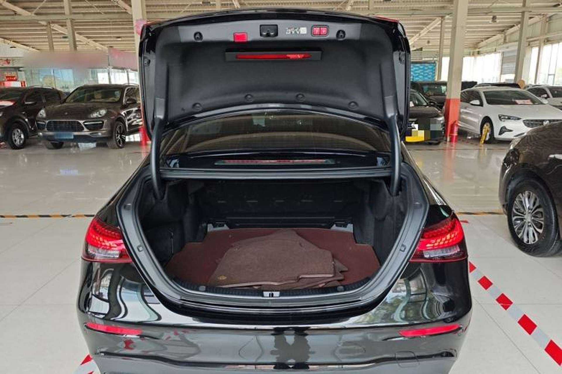 Used Mercedes-Benz E-Class 2022 Revised Version E 300 L Sporty and Stylish Edition Trunk