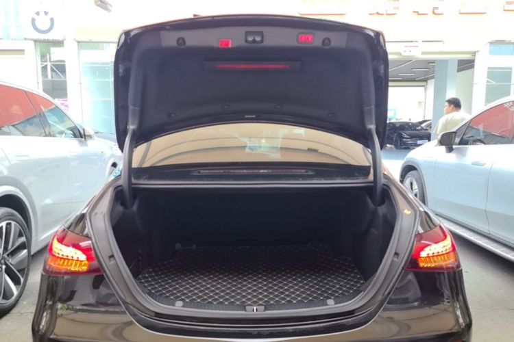 Used Mercedes-Benz E-Class 2022 Revised Version E 300 L Sporty and Stylish Edition Trunk