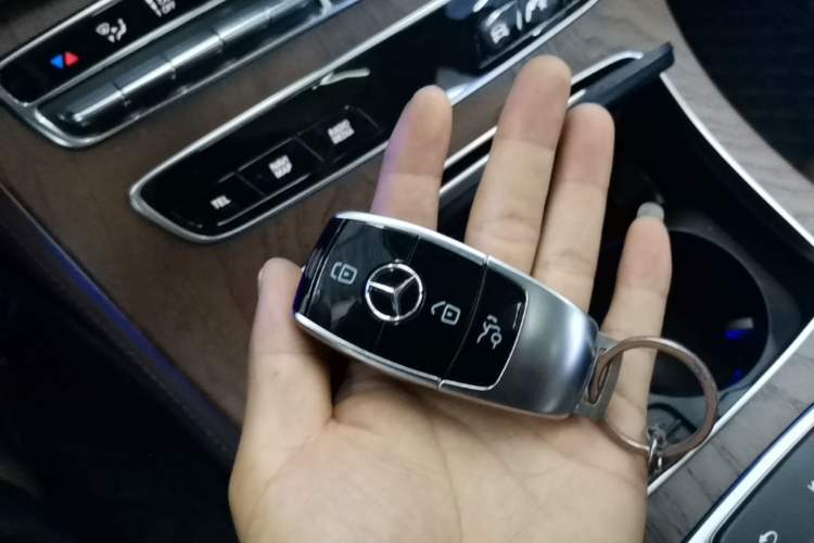 Used Mercedes-Benz E-Class 2022 Second Facelift E 300 L Luxury Edition Vehicle Key