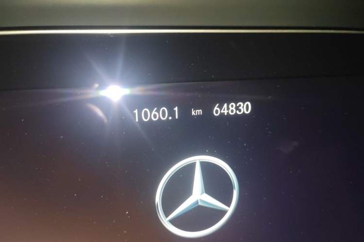 Used Mercedes-Benz E-Class 2022 E 260 L Sport Edition Odometer Close Up
