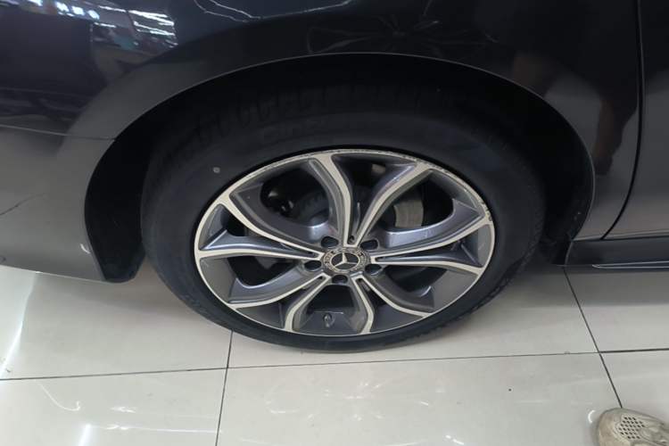 Used Mercedes-Benz E-Class 2022 Revised Version E 300 L Sporty and Stylish Edition Right Rear Wheel Hub