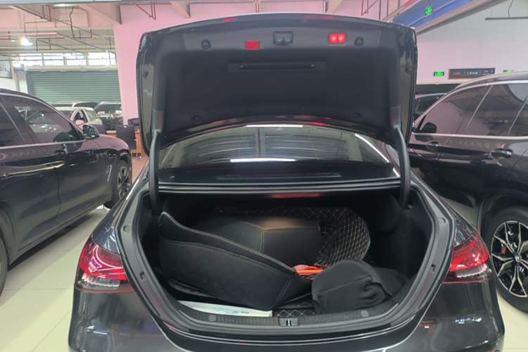 Used Mercedes-Benz E-Class 2022 Revised Version E 300 L Sporty and Stylish Edition Trunk