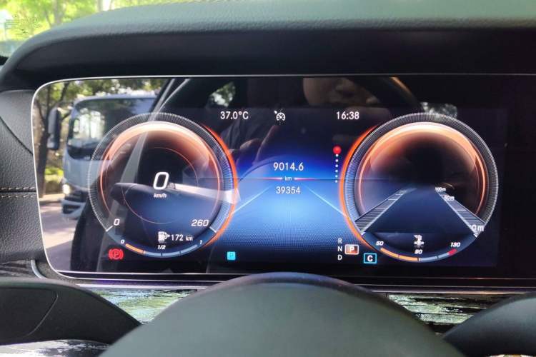 Used Mercedes-Benz E-Class 2022 E 260 L Sport Edition Odometer Close Up