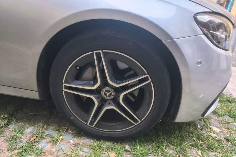 Used Mercedes-Benz E-Class 2022 E 300 Stylish Sports Edition Right Front Wheel Hub