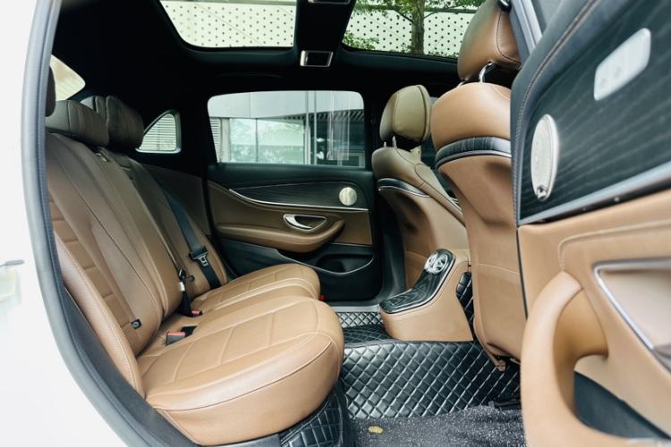 Used Mercedes-Benz E-Class 2022 Revised E 300 L Sporty and Stylish Edition Interior 11