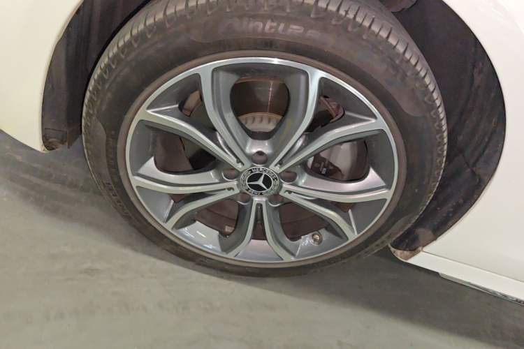 Used Mercedes-Benz E-Class 2022 Revised Version E 300 L Sport Luxury Edition Left Front Wheel Hub