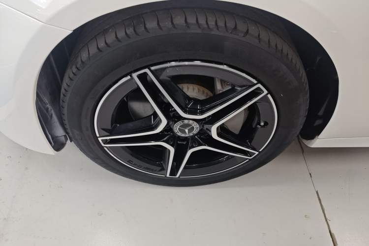 Used Mercedes-Benz E-Class 2022 E 300 Stylish Sports Edition Left Front Wheel Hub