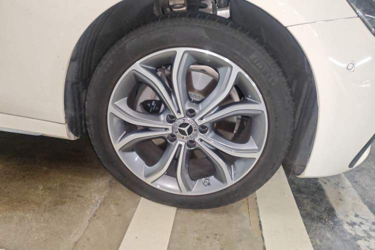 Used Mercedes-Benz E-Class 2022 Revised E 300 L Sporty and Stylish Edition Right Front Wheel Hub