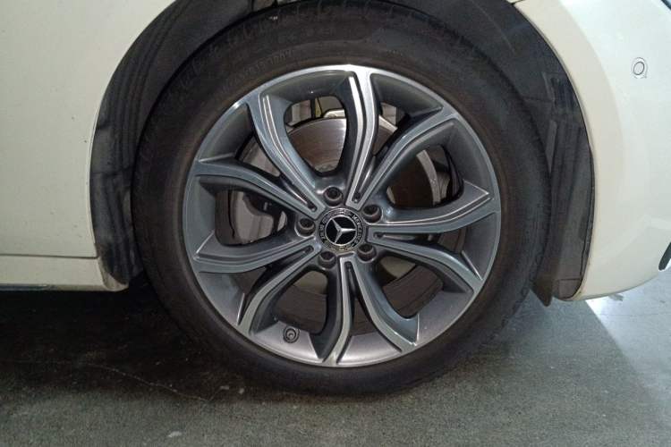 Used Mercedes-Benz E-Class 2022 Revised E 300 L Sporty and Stylish Edition Right Front Wheel Hub