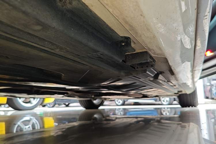 Used Mercedes-Benz E-Class 2022 Revised E 300 L Sport Luxury Edition Right Side Sill
