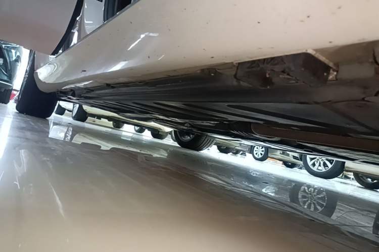 Used Mercedes-Benz E-Class 2022 Second Facelift E 300 L Fashion Edition Right Side Sill