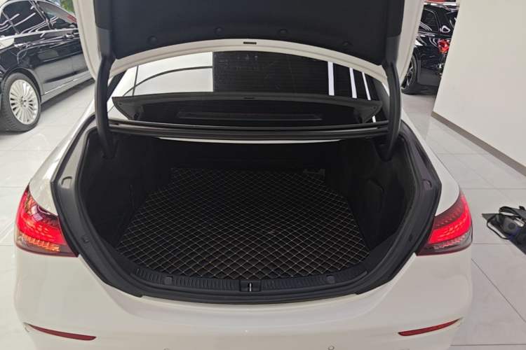 Used Mercedes-Benz E-Class 2022 Revised Version E 300 L Sporty and Stylish Edition Trunk