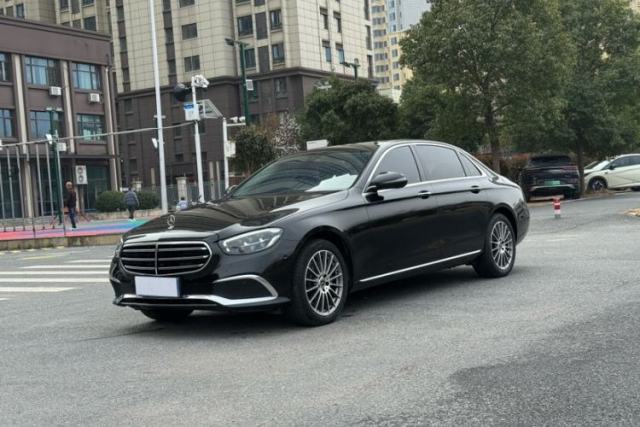 Ojetý Mercedes-Benz E-Class 2023 Facelift E 260 L