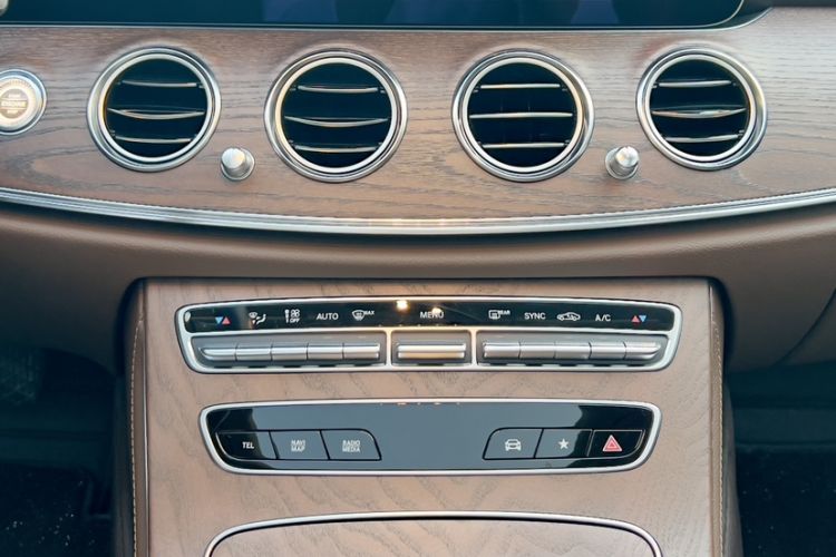 Used Mercedes-Benz E-Class 2023 Updated E 300 L Fashion Edition Audio And AC Panel