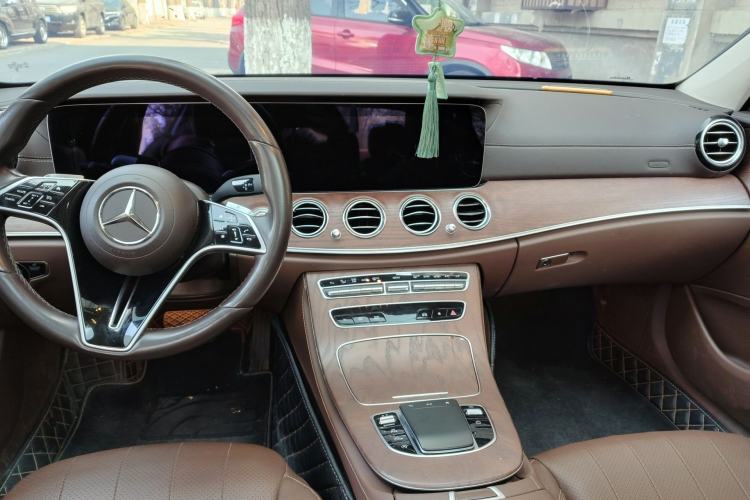Used Mercedes-Benz E-Class 2023 Updated E 300 L Fashion Edition Center Console