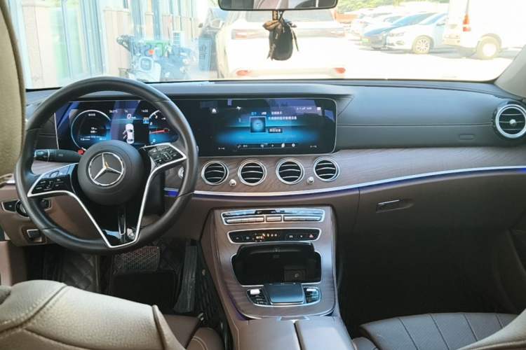 Used Mercedes-Benz E-Class 2023 E 260 L Center Console