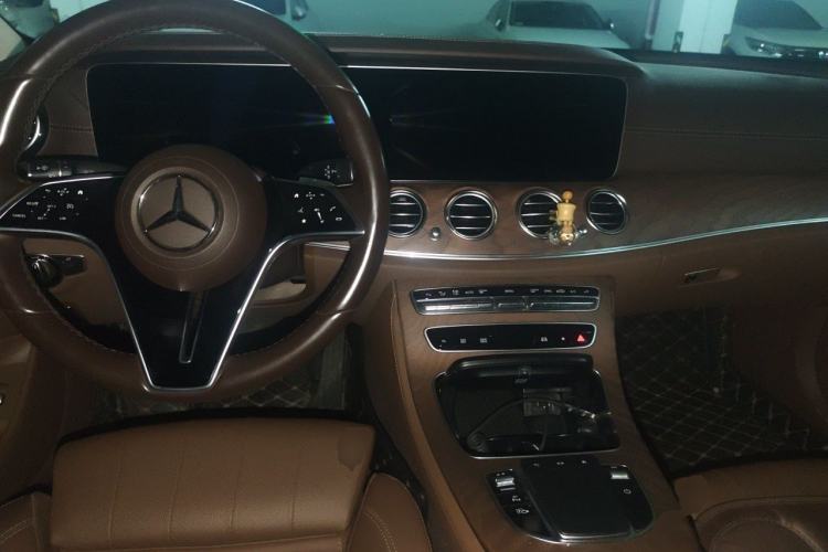 Used Mercedes-Benz E-Class 2023 E 260 L Center Console