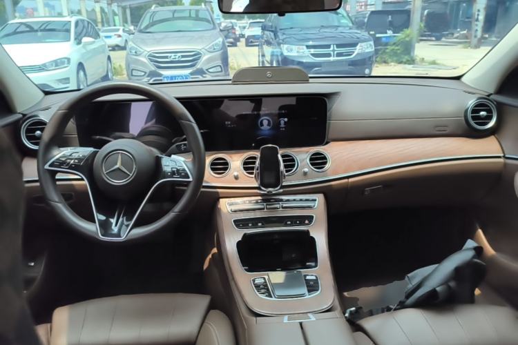 Used Mercedes-Benz E-Class 2023 Facelift E 260 L Center Console