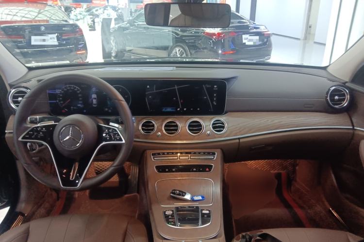 Used Mercedes-Benz E-Class 2023 Updated E 300 L Fashion Edition Center Console