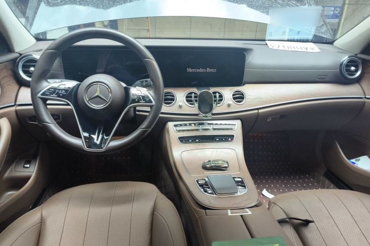 Used Mercedes-Benz E-Class 2023 Updated E 300 L Fashion Edition Center Console