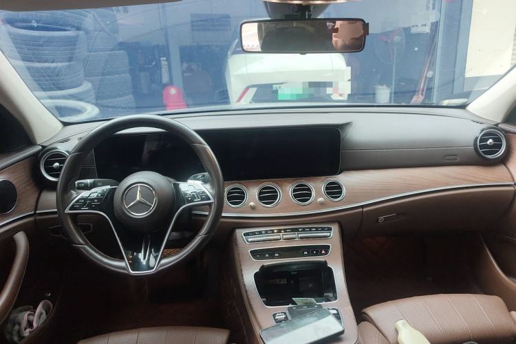 Used Mercedes-Benz E-Class 2023 E 260 L Center Console