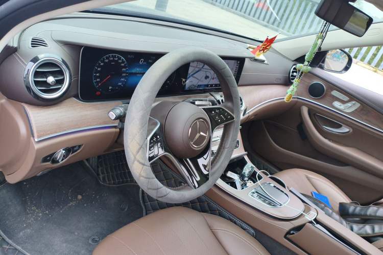 Used Mercedes-Benz E-Class 2023 Updated E 300 L Fashion Edition Center Console