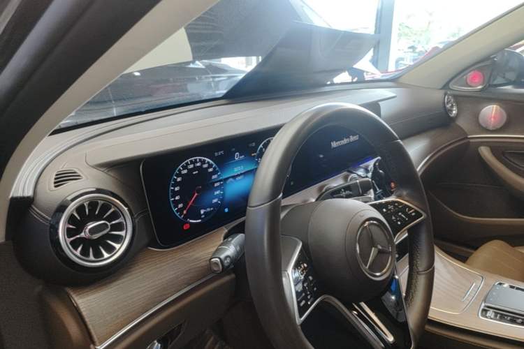 Used Mercedes-Benz E-Class 2023 Facelift E 260 L Center Console