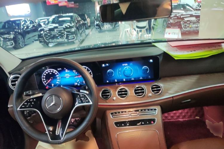 Used Mercedes-Benz E-Class 2023 Updated E 300 L Fashion Edition Center Console