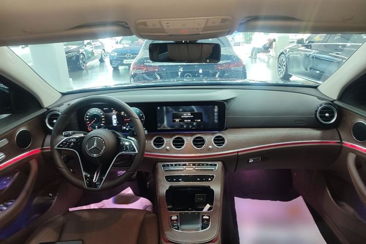 Used Mercedes-Benz E-Class 2023 Updated E 300 L Fashion Edition Center Console