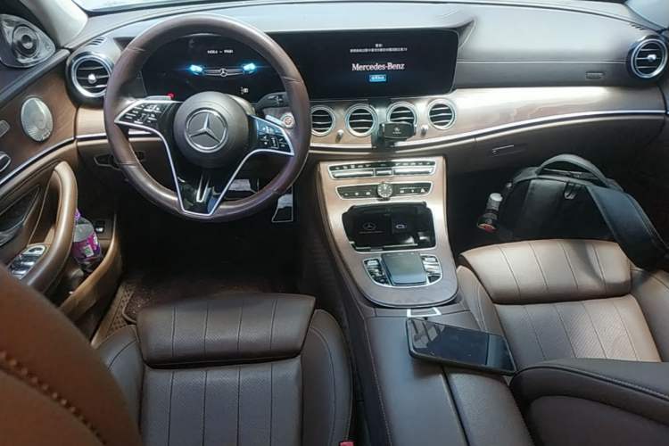 Used Mercedes-Benz E-Class 2023 E 260 L Center Console