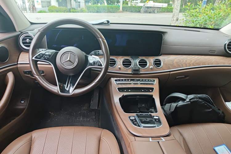 Used Mercedes-Benz E-Class 2023 Updated E 300 L Fashion Edition Center Console