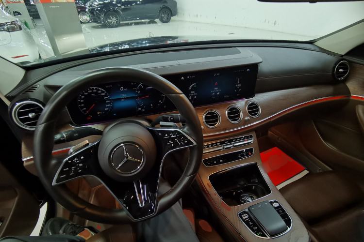 Used Mercedes-Benz E-Class 2023 E 260 L Center Console