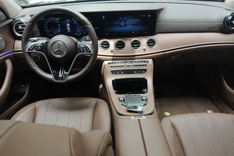Used Mercedes-Benz E-Class 2023 Updated E 300 L Fashion Edition Center Console