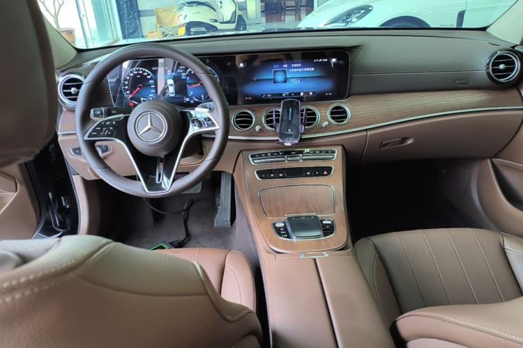 Used Mercedes-Benz E-Class 2023 Updated E 300 L Fashion Edition Center Console