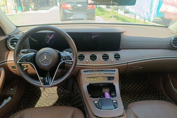 Used Mercedes-Benz E-Class 2023 Updated E 300 L Fashion Edition Center Console