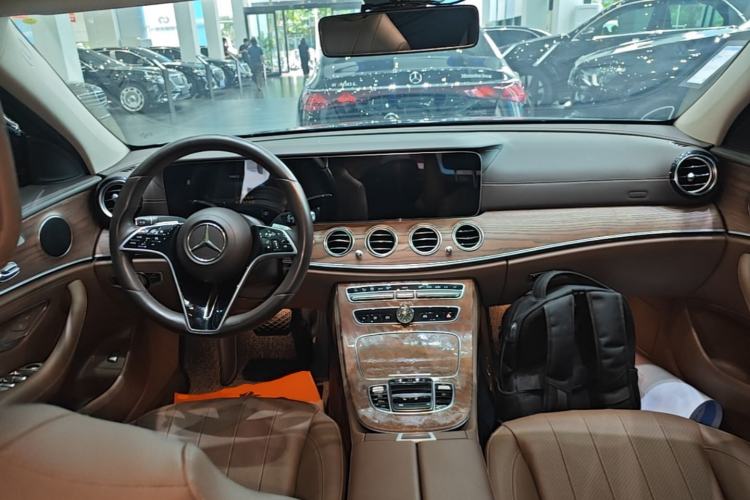 Used Mercedes-Benz E-Class 2023 Updated E 300 L Fashion Edition Center Console