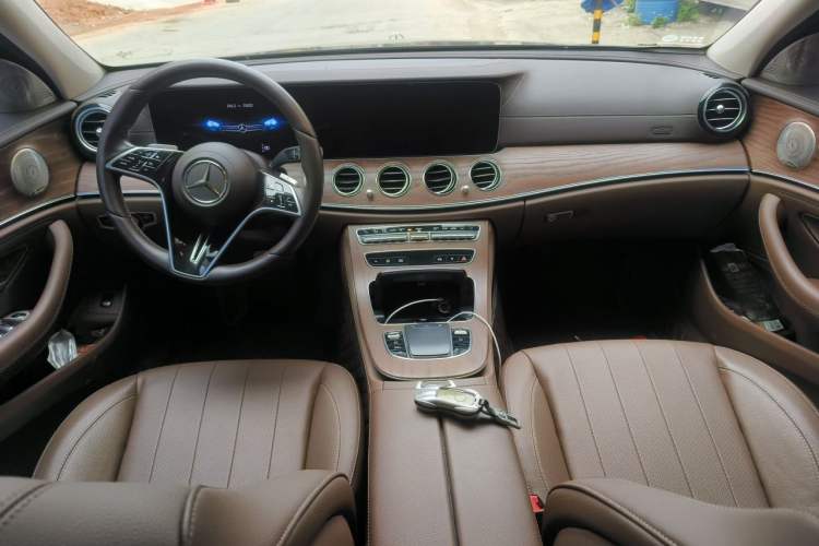 Used Mercedes-Benz E-Class 2023 Updated E 300 L Fashion Edition Center Console