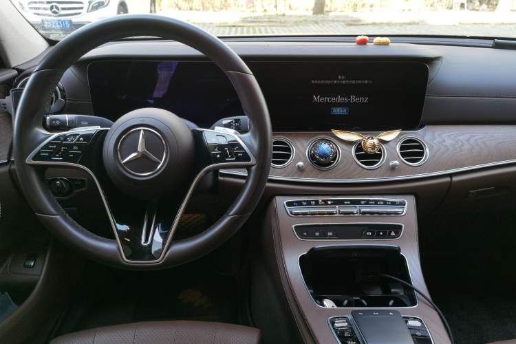 Used Mercedes-Benz E-Class 2023 E 260 L Center Console