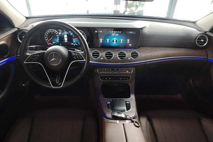 Used Mercedes-Benz E-Class 2023 Updated E 300 L Fashion Edition Center Console