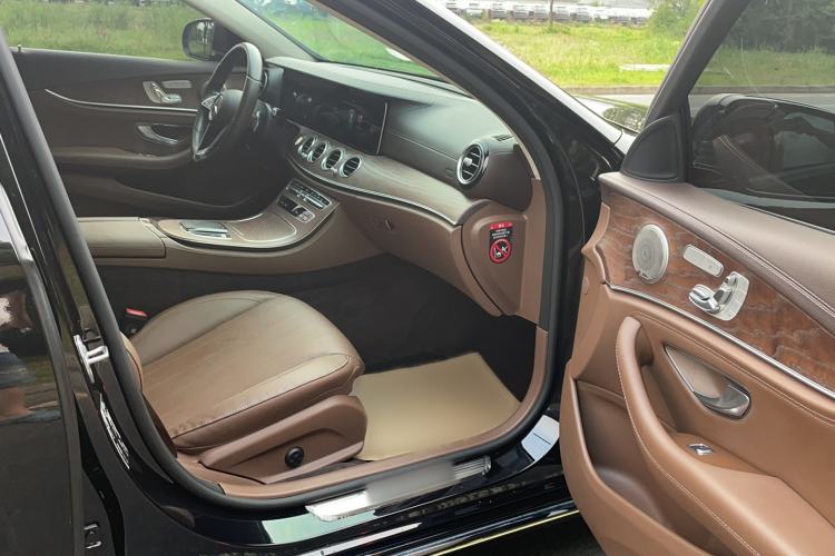 Used Mercedes-Benz E-Class 2023 Updated E 300 L Fashion Edition Center Console