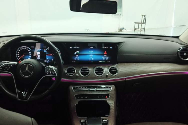 Used Mercedes-Benz E-Class 2023 Updated E 300 L Fashion Edition Center Console