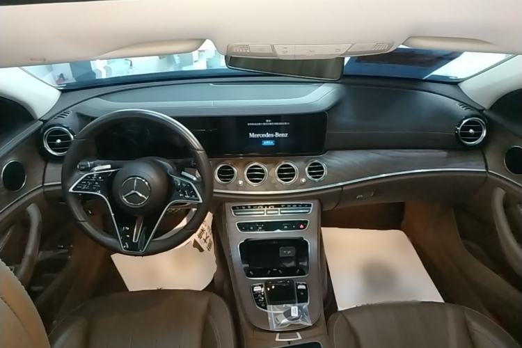 Used Mercedes-Benz E-Class 2023 Updated E 300 L Fashion Edition Center Console