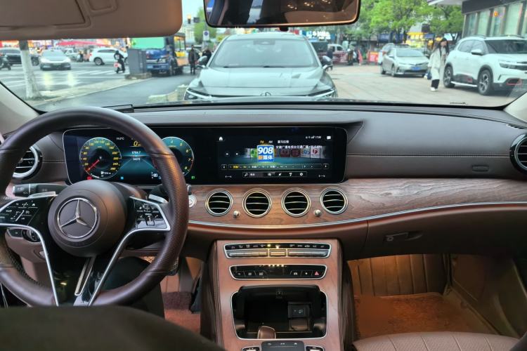 Used Mercedes-Benz E-Class 2023 E 260 L Center Console