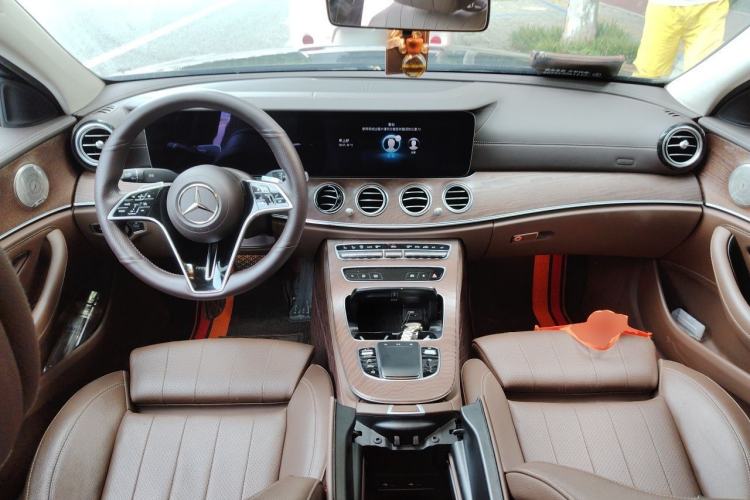 Used Mercedes-Benz E-Class 2023 E 260 L Center Console