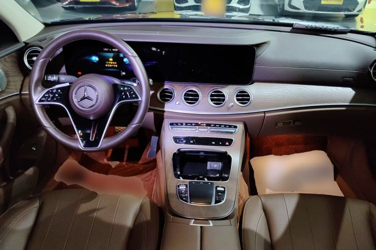 Used Mercedes-Benz E-Class 2023 Updated E 300 L Fashion Edition Center Console