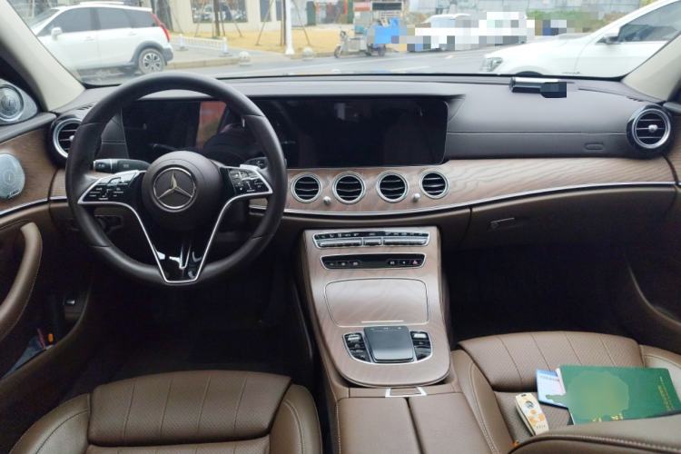 Used Mercedes-Benz E-Class 2023 E 260 L Center Console