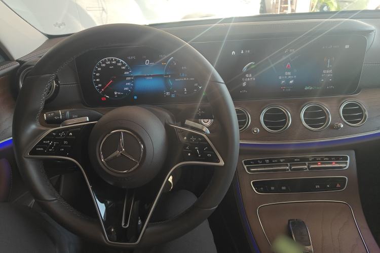Used Mercedes-Benz E-Class 2023 Updated E 300 L Fashion Edition Center Console